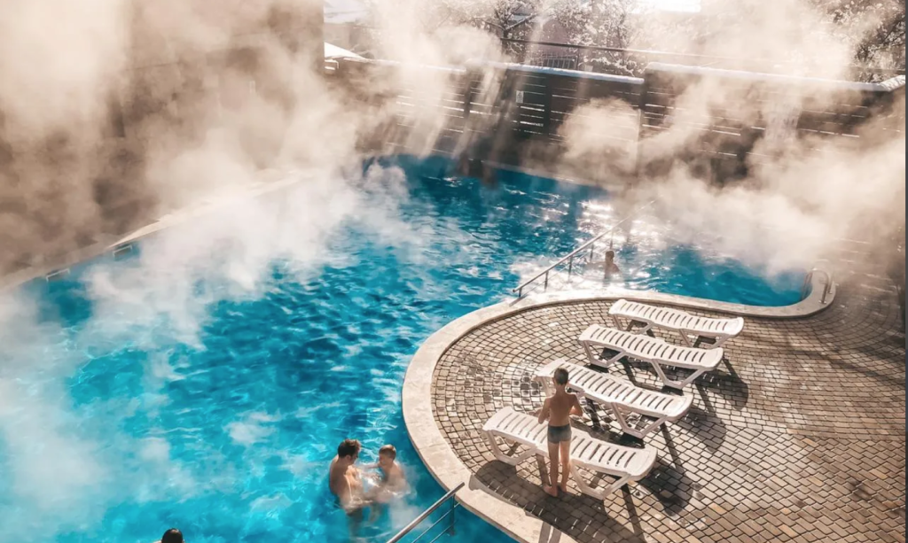 Отдыхающие и расслабляющиеся люди в адыгейском спа Spa в Адыгее